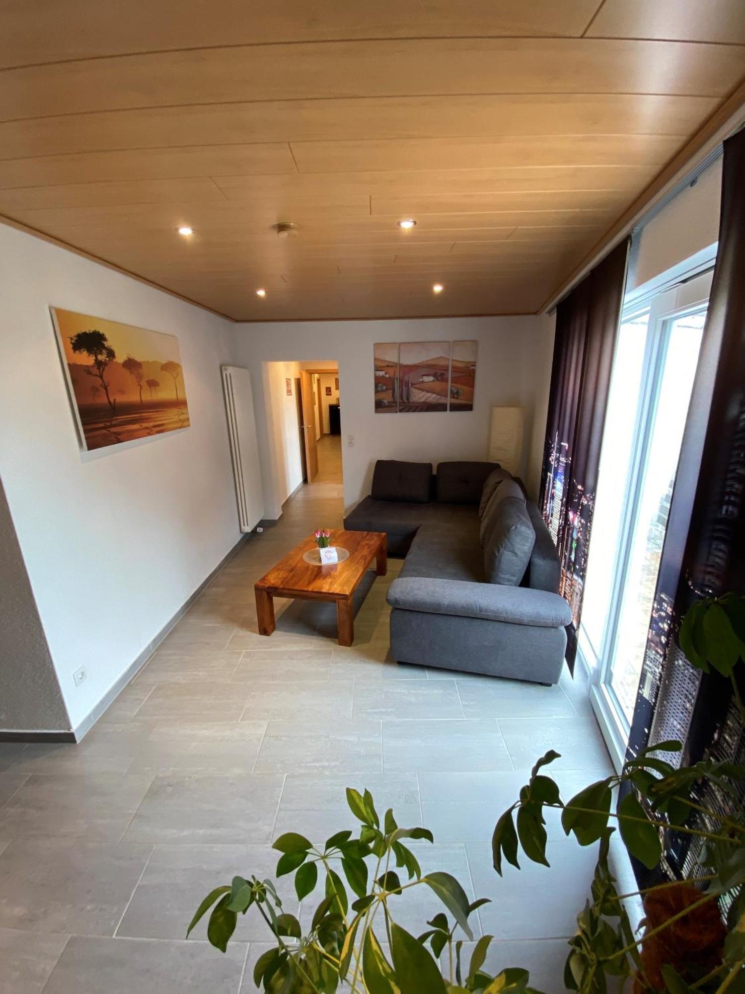 Alte Tankstelle Apartman Strassenhaus Kültér fotó