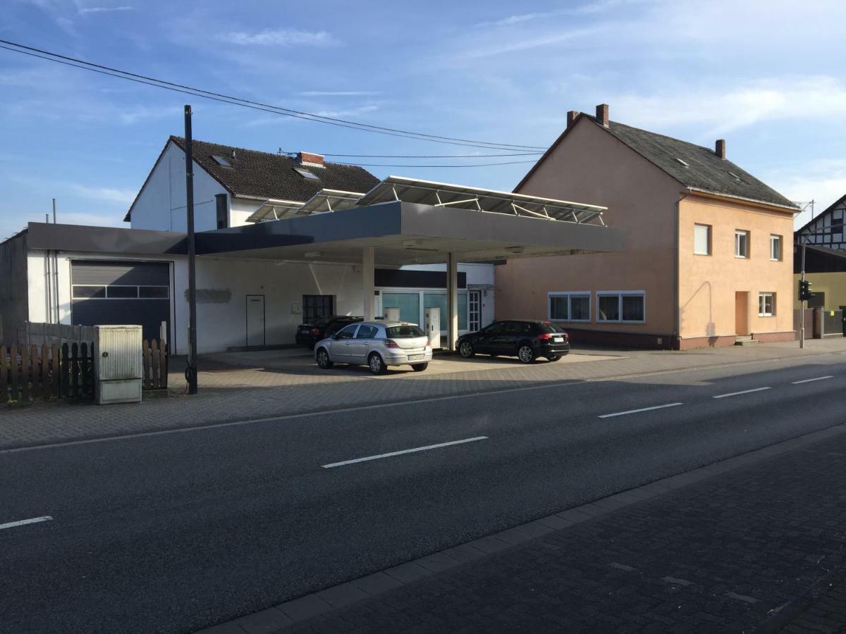 Alte Tankstelle Apartman Strassenhaus Kültér fotó