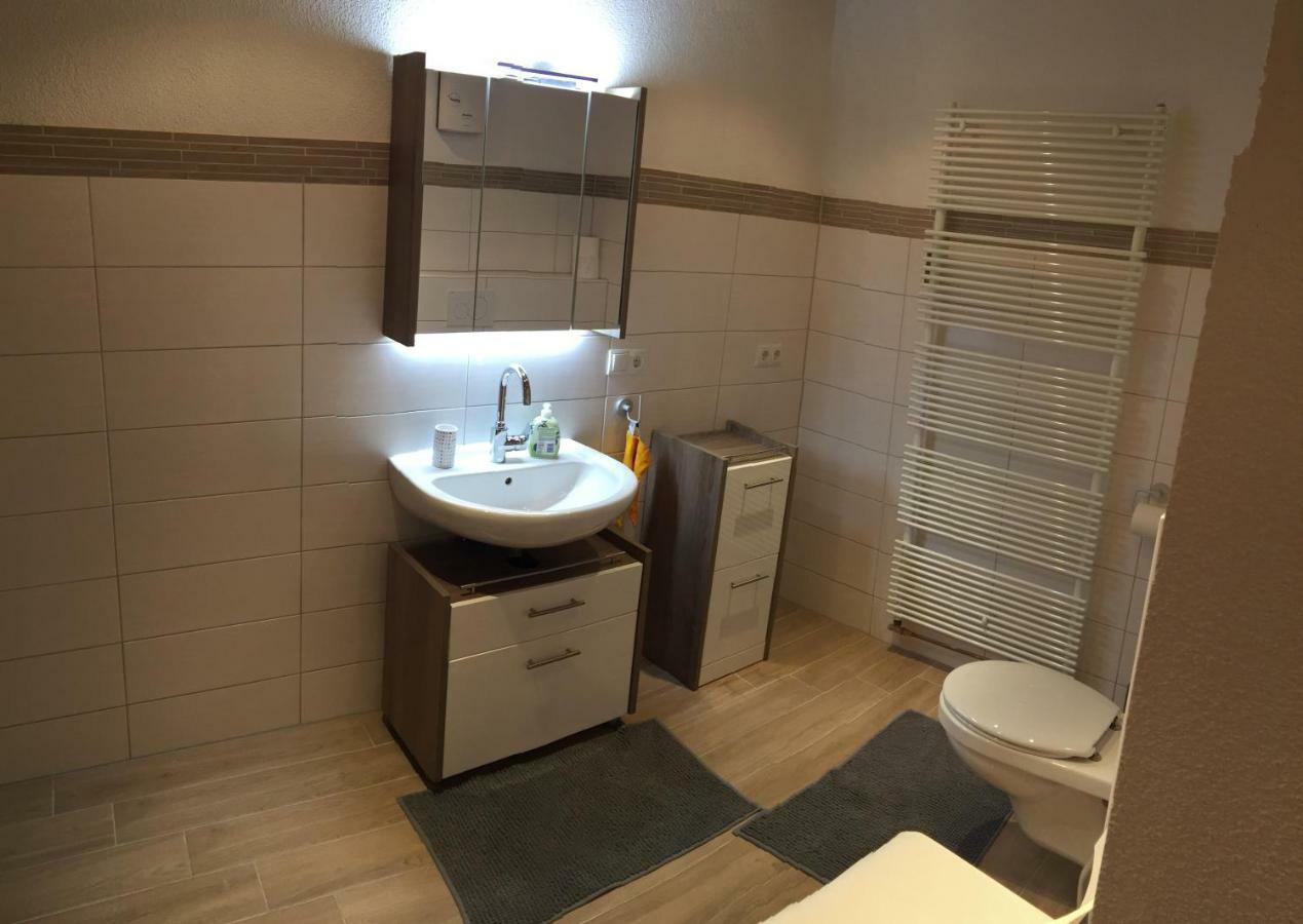 Alte Tankstelle Apartman Strassenhaus Kültér fotó