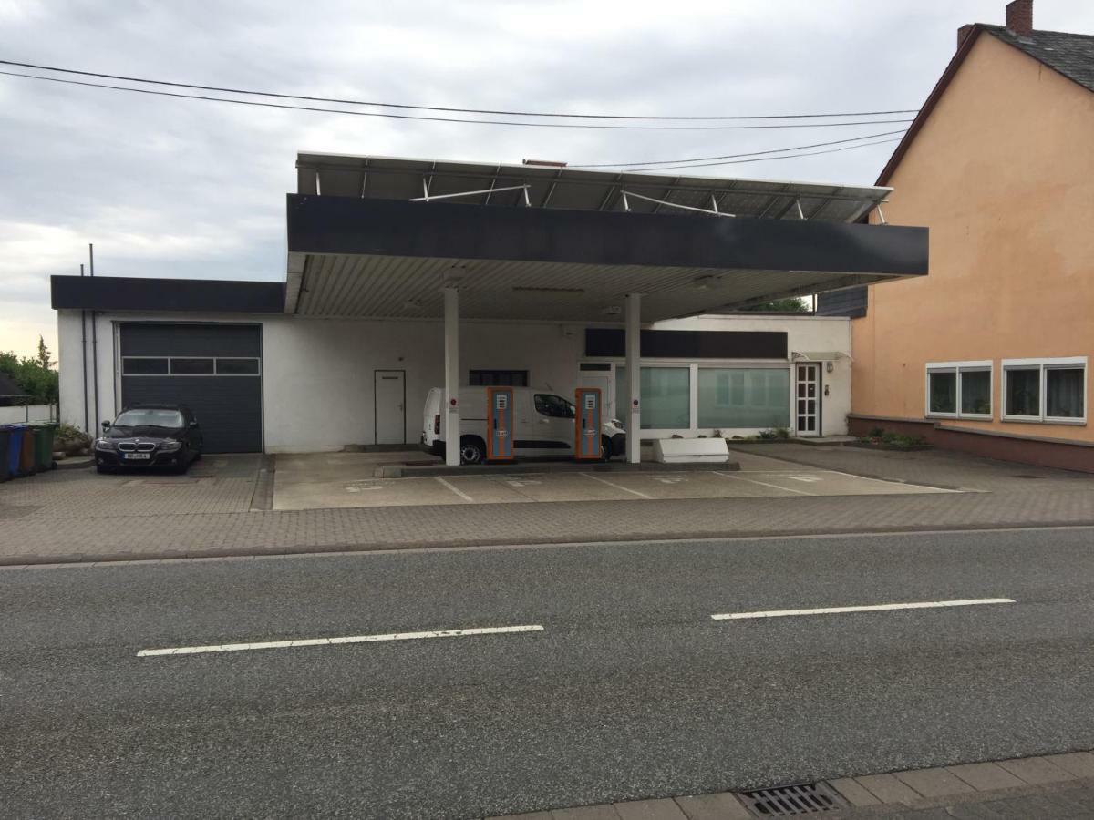 Alte Tankstelle Apartman Strassenhaus Kültér fotó
